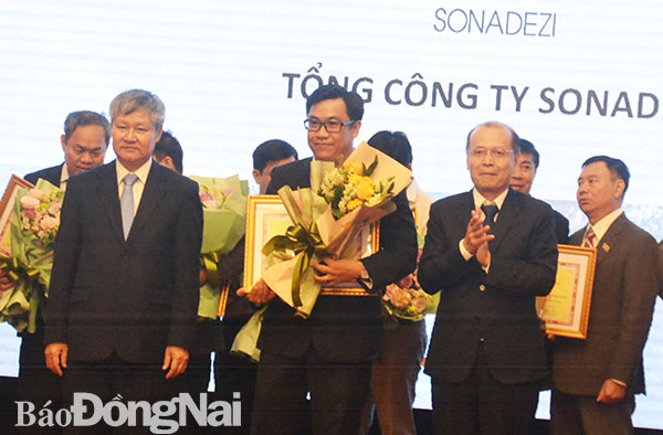 Đại diện Tổng công ty Sonadezi nhận bằng khen của VCCI