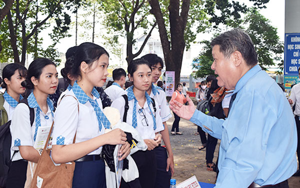 Học sinh Trường THPT Nguyễn Đình Chiểu (huyện Long Thành) tham khảo ý kiến chuyên gia về xu hướng chọn ngành nghề tại ngày hội tư vấn Học sinh Trường THPT chuyên Lương Thế Vinh (TP.Biên Hòa) hào hứng tham gia các thử thách trong Ngày hội Trải nghiệm STEAM. Ảnh: H.YẾN