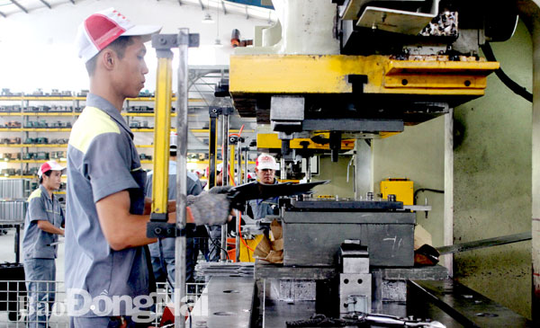 Sản xuất thiết bị máy móc tại Công ty TNHH công nghiệp Boss ở Khu công nghiệp Sông Mây (huyện Trảng Bom). Ảnh: H.GIANG