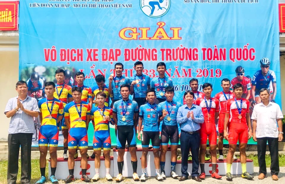 Đội xe đạp Đồng Nai (áo xanh) trên bục nhận HCV đồng đội nam xuất phát đồng hàng 160km