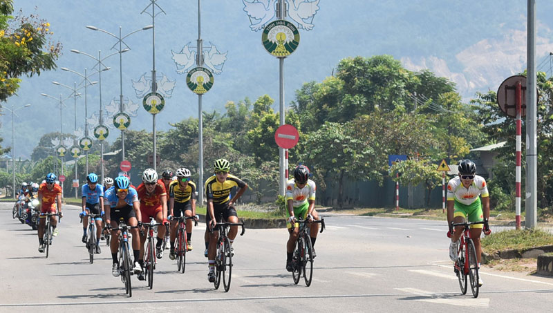 Các tay đua tăng tốc trên đường đua - Đường Trương Hán Siêu thành phố Hòa Bình.