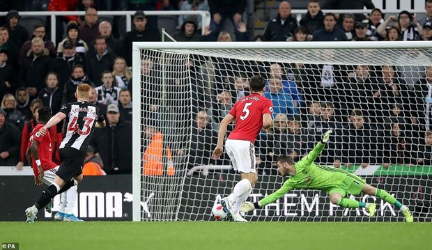  Longstaff hạ gục Manchester United.