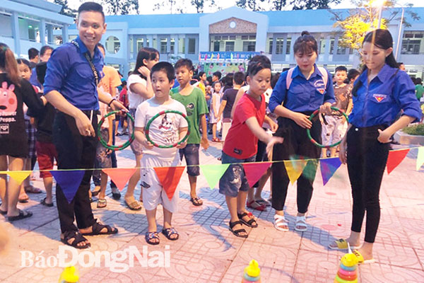 Học sinh Trường tiểu học Phước Thiền (xã Phước Thiền, huyện Nhơn Trạch) tham gia các hoạt động kỹ năng trải nghiệm