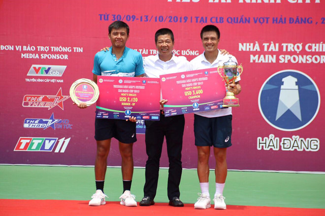Daniel Nguyễn (phải) nhận danh hiệu vô địch đơn nam