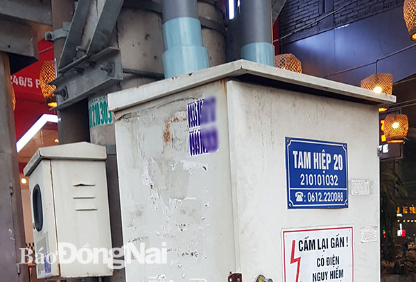Một bốt điện ở đường Phan Trung cũng trở thành chỗ để dán số điện thoại quảng cáo