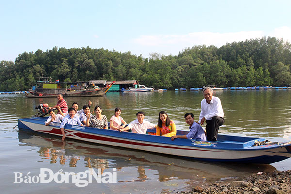 Du khách đi thuyền thăm quan khu nuôi trồng thủy sản Phước An. Ảnh: H.Lộc