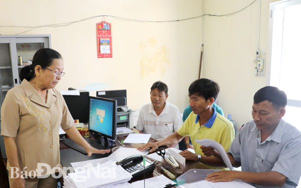 Người lao động bị chiếm dụng tiền đóng bảo hiểm xã hội đến Trung tâm tư vấn pháp luật Công đoàn thuộc Liên đoàn Lao động tỉnh để được giúp đỡ, đòi quyền lợi. Ảnh: H.Thảo