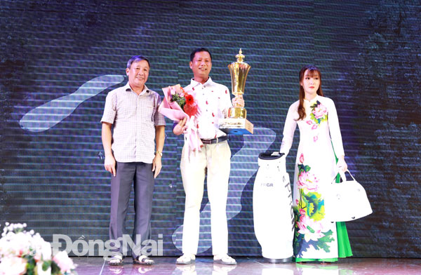 Phó bí thư Thường trực Tỉnh ủy Hồ Thanh Sơn trao giải Best Gross cho golfer Huỳnh Thanh Tân.