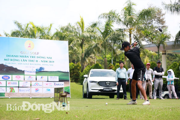 Các golfer tham gia thi đấu tại sân golf Đồng Nai (Trảng Bom)