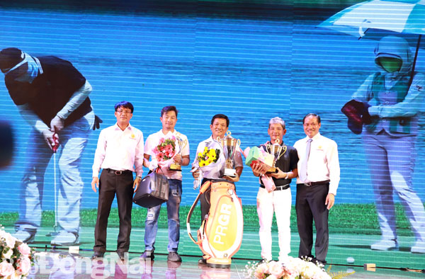 Ban tổ chức trao giải cho các golfer giành thứ hạng cao bảng A.