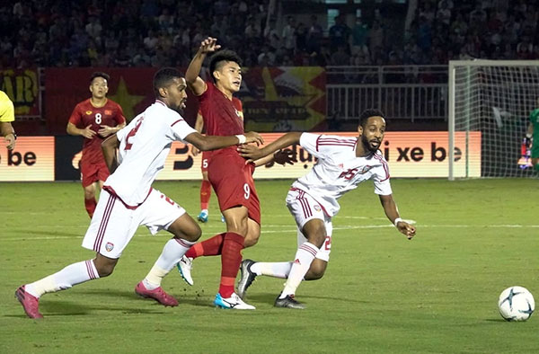 U.22 Việt Nam (áo đỏ) hòa 1-1 U.22 UAE trong trận giao hữu trên sân Thống Nhất