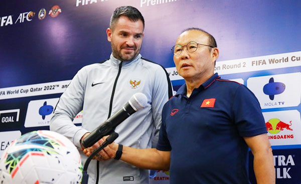 Huấn luyện viên Simon McMenemy của tuyển Indonesia và Huấn luyện viên Park Hang-seo của tuyển Việt Nam tại buổi họp báo