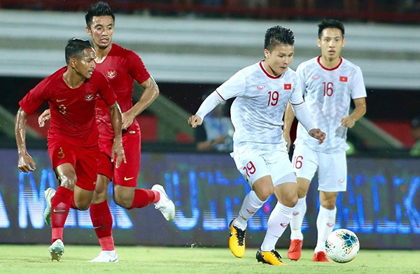 Tuyển Việt Nam (áo trắng) có chiến thắng dễ dàng 3-1 ngay trên sân của Indonesia ở lượt trận thứ 4 bảng G vòng loại World Cup 2022