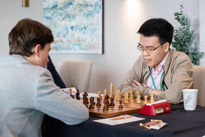 Lê Quang Liêm (phải) chiến thắng trước kỳ thủ Đức ở ván 6 (Chess.com)