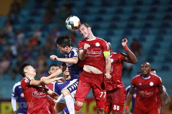 TP.Hồ Chí Minh FC (áo đỏ) đã đoạt chức á quân và Hà Nội (áo xanh) vô địch sớm trước 2 vòng đấu nhưng chưa thể nhận cúp
