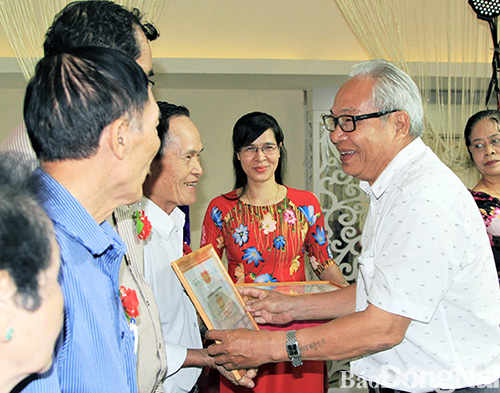 Ông Nguyễn Công Ngôn, Phó trưởng ban đại diện Hội Người cao tuổi tỉnh trao giấy khen cho các cá nhân, tập thể có thành tích tốt qua 3 năm thực hiện đề án nhân rộng mô hình Câu lạc bộ Liên thế hệ tự giúp nhau (2016-2019). Ảnh: V.Truyên