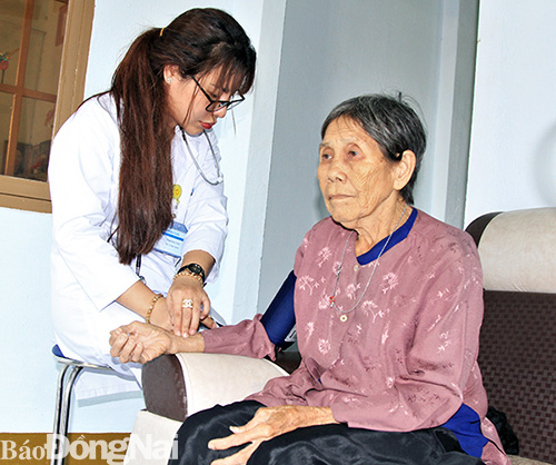 Tình nguyện viên chăm sóc sức khỏe cho người cao tuổi ở xã Xuân Bắc, huyện Xuân Lộc