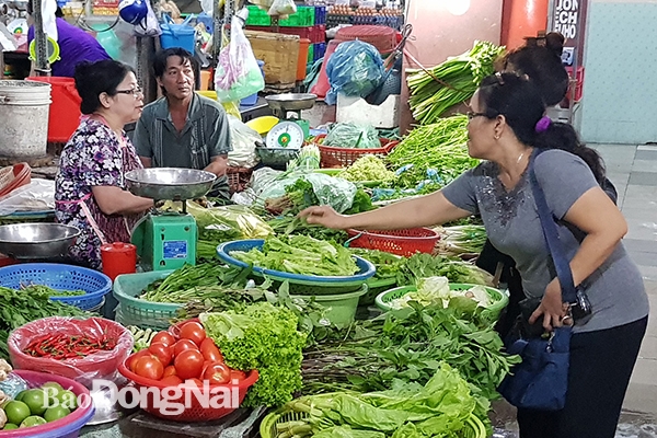 Một sạp bán các loại rau, củ, quả ở chợ Biên Hòa. Ảnh:L.Phương