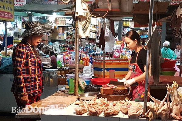 Một sạp bán thịt gà tại chợ Tân Hiệp (TP.Biên Hòa). (Ảnh: Lam Phương)  