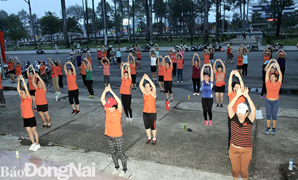 Các thành viên Nhóm khỏe - đẹp Thiện Tâm mỗi sáng đều tập aerobic tại Công viên Quảng trường tỉnh