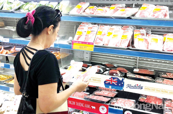 Giá heo bán lẻ tăng từ 10-15 ngàn đồng/kg. Thịt heo tại siêu thị được nhiều người lựa chọn hơn vì an tâm về nguồn gốc, xuất xứ. Ảnh: Phúc Huy