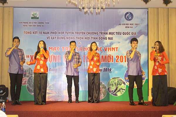Nghệ sĩ Nhà hát Nghệ thuật Đồng Nai biểu diễn ca khúc Tình quê của nhạc sĩ Đoàn Quang Trung