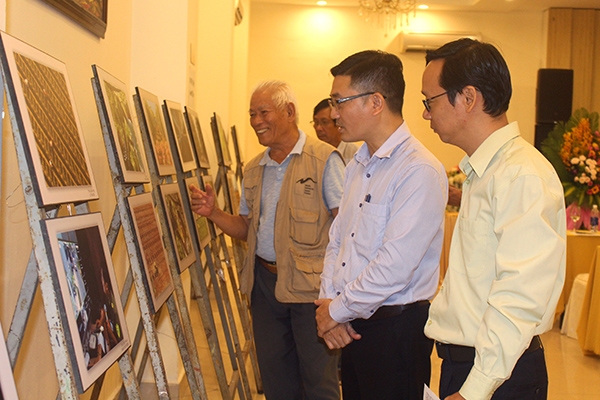 Các đại biểu xem triển lãm ảnh đề tài nông thôn mới trưng bày tại lễ tổng kết