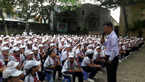 Luật sư Vũ Ngọc Hà nói chuyện với học sinh Trường THCS Long Bình (TP.Biên Hòa) về giáo dục kiến thức pháp luật; phòng, chống ma túy và tệ nạn xã hội.  