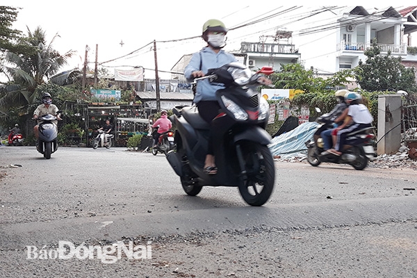 Tại một con hẻm thuộc phường Tam Hòa, gờ giảm tốc quá cao, người đi xe máy nếu không chú ý sẽ rất nguy hiểm
