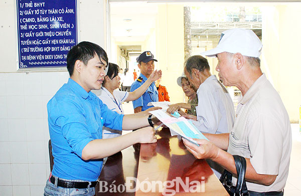 Người dân tham gia khám, chữa bệnh bảo hiểm y tế tại Bệnh viện đa khoa khu vực Long Thành. Ảnh: Hạnh Dung
