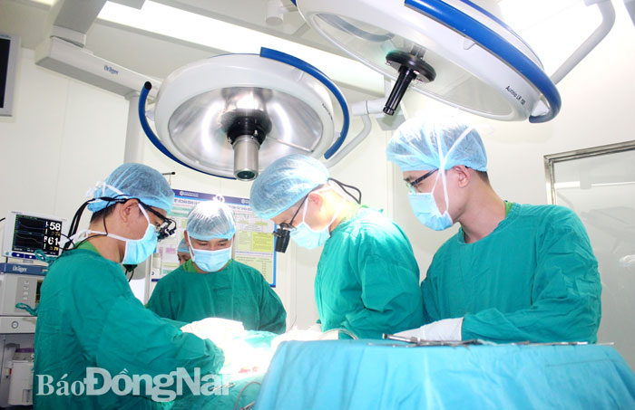 Một ca phẫu thuật nong động mạch cảnh tại Bệnh viện 􀀐a khoa Đồng Nai. Đây là kỹ thuật cao trong điều trị các bệnh về tim mạch và người bệnh có thẻ bảo hiểm y tế vẫn được thanh toán chi phí bảo hiểm y tế. Ảnh: Hạnh Dung