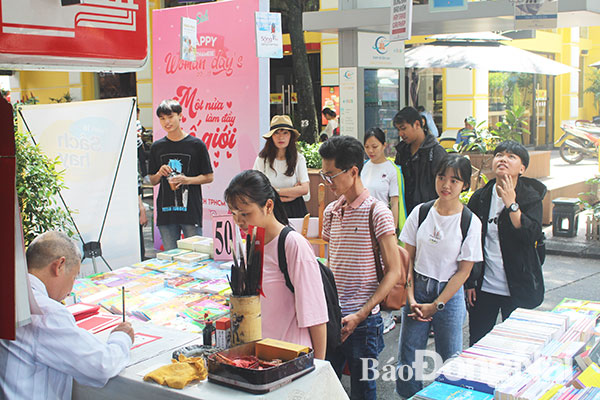 Bạn đọc tham gia Tuần lễ Sách hay năm 2019 tại đường sách TP.Hồ Chí Minh (đường Nguyễn Văn Bình, quận 1).