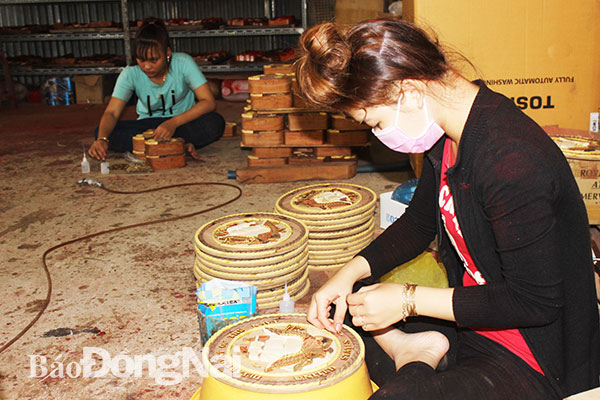 Sản xuất hàng thủ công mỹ nghệ tại Cơ sở Nguyễn Đựng (xã Sông Trầu, huyện Trảng Bom). Ảnh: B.Nguyên