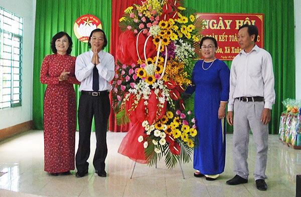 Ông Bùi Quang Huy tặng hoa và quà cho tập thể và các cá nhân tại ấp Gia Hòa