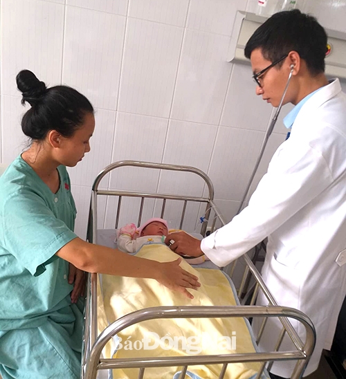 Bác sĩ tái khám cho bé sau ca phẫu thuật thoát vị rốn (Ảnh: Bệnh viện cung cấp)