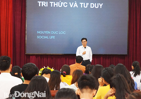 PGS-TS.Nguyễn Đức Lộc, Viện trưởng Viện Nghiên cứu đời sống xã hội trình bày chủ đề Tri thức và tư duy tại chương trình tọa đàm Kỹ năng nghiên cứu khoa học sinh viên năm 2019