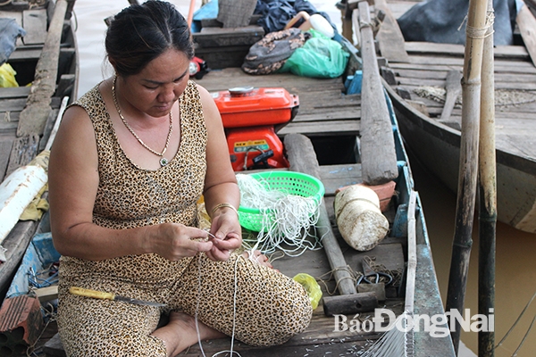 Bà Lê Thị Hồng đang chuẩn bị ngư cụ câu tôm