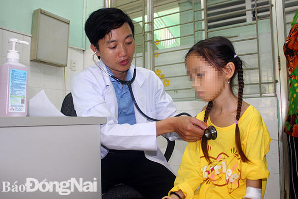 Bé D.M.T. (11 tuổi, phường Phước Tân, TP.Biên Hòa) được khám sàng lọc phát hiện bệnh tim bẩm sinh miễn phí. Ảnh: H.Dung
