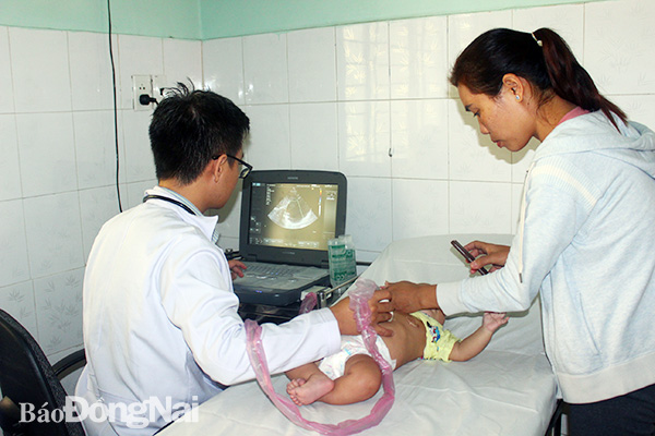 Bé D.M.T. (11 tuổi, phường Phước Tân, TP.Biên Hòa) được khám sàng lọc phát hiện bệnh tim bẩm sinh miễn phí. (ảnh: H.Dung)