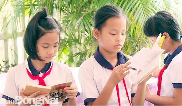 Các em học sinh Trường tiểu học Thạnh Hội say sưa đọc sách tại thư viện