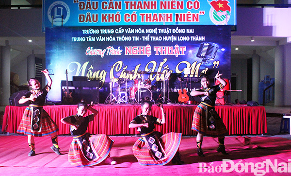Một tiết mục biểu diễn của Trường trung cấp văn hóa - nghệ thuật Đồng Nai tại Trường THPT Long Thành (huyện Long Thành)