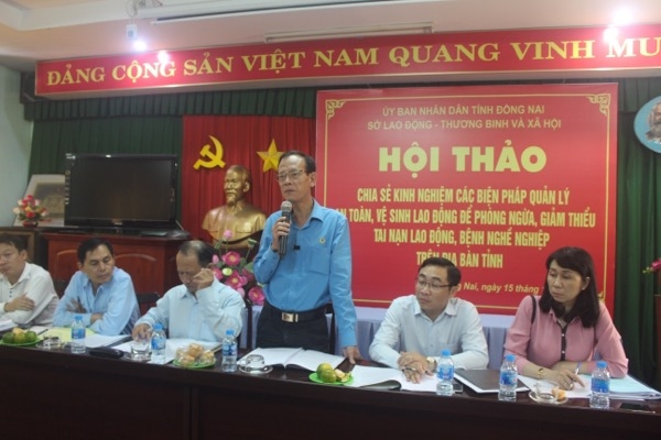 Phó chủ tịch thường trực Liên đoàn Lao động tỉnh Nông Văn Dũng giải đáp các thắc mắc từ phía doanh nghiệp