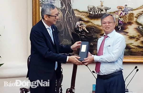 Chủ tịch UBND tỉnh Cao Tiến Dũng tặng quà cho ông Okada Hideyuki, Chủ tịch Hiệp hội doanh nghiệp Nhật Bản tại TP. Hồ Chí Minh