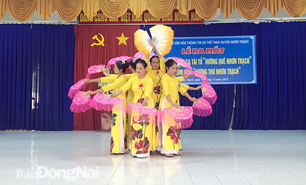 Một tiết mục văn nghệ do câu lạc bộ Hương thơ Nhơn Trạch biểu diễn tại lễ ra mắt