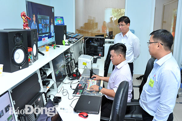 Các máy móc, thiết bị trong trường quay của trường đại học Lạc Hồng để phục vụ việc thực hiện các bài giảng điện tử. Ảnh: H.Yến