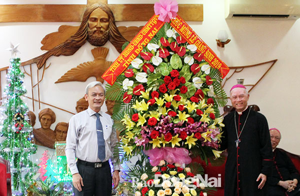 Bí thư Tỉnh ủy Nguyễn Phú Cường tặng hoa chúc mừng Tòa Giám mục Xuân Lộc
