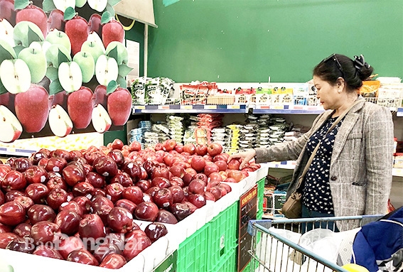 Khách hàng chọn mua các loại táo có xuất xứ từ Mỹ tại một siêu thị ở TP.Biên Hòa. Ảnh: L.Phương