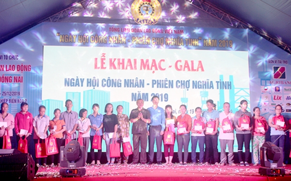 Phó chủ tịch Tổng liên đoàn Lao động Việt Nam Ngọ Duy Hiểu và Ủy viên Ban TVTU, Trưởng ban Dân vận Tỉnh ủy Huỳnh Văn Hồng trao quà cho công nhân lao động có hoàn cảnh khó khăn
