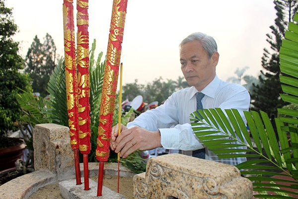 Bí thư Tỉnh ủy Nguyễn Phú Cường dâng hương Đài tưởng niệm liệt sĩ