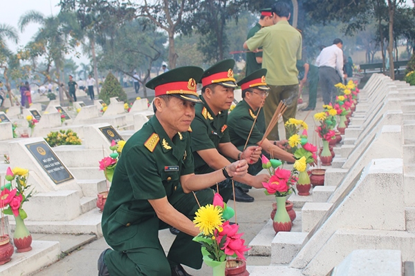Cán bộ chiến sĩ LLVT tỉnh dâng hương tại các mộ liệt sĩ